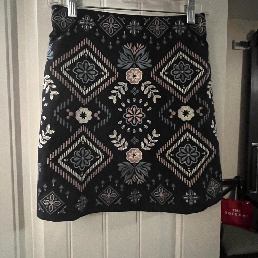 ANDREE BY UNIT Black Floral Embroidered Mini Skirt